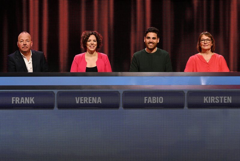 Die Kandidat:innen (v.l.n.r. am Panel): Frank Kohnen, Verena Schuster, Fabio De Deus, Kirsten Schütze. – Bild: ARD/​Uwe Ernst
