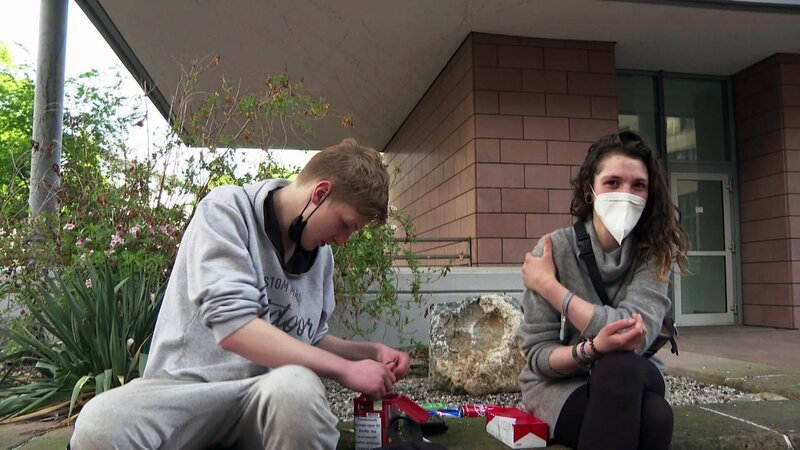 Julian und Lara wollen von ihrer Sucht loskommen. – Bild: RTLZWEI, Spiegel TV