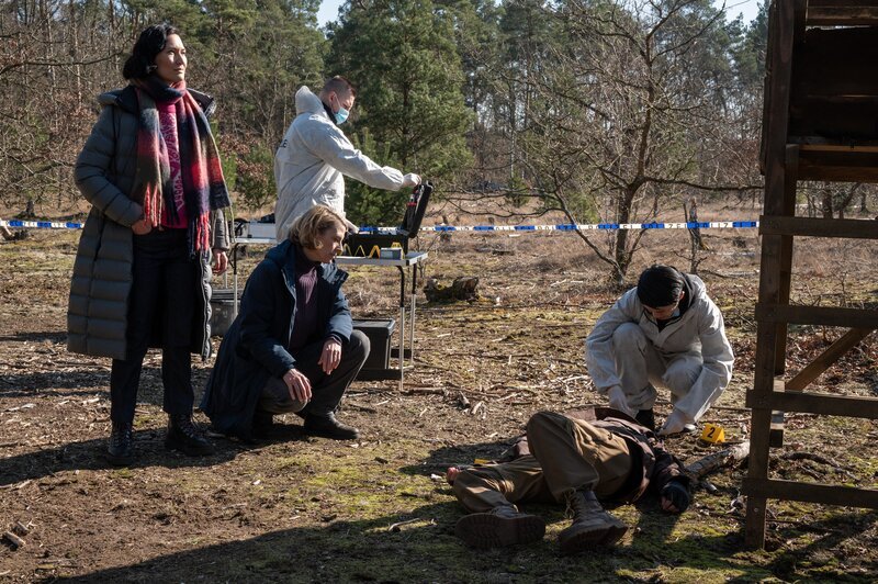 Laut der Försterin war Lorenz Schliemann häufig in dem Waldstück unterwegs, um vom Hochstand aus Biber zu fotografieren. Tamara Meurer (Anja Pahl, 2.v.l.), Pauline Hobrecht (Agnes Decker, l.) und Spurensicherer Thomas Brander (Yung Ngo, r.) nehmen erste Spuren auf. Wem ist der Fotograf in die Quere gekommen? – Bild: ZDF und Britta Krehl