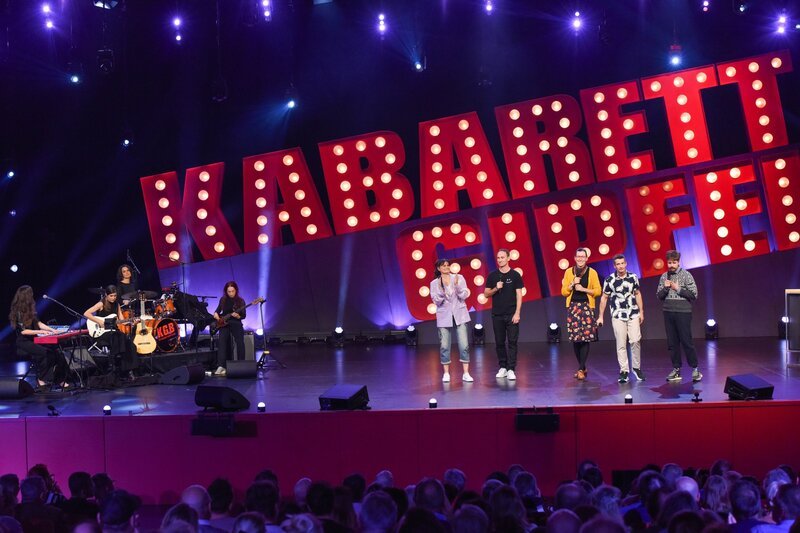 V.li.: Eva Maria Marold, Gernot Kulis, Martina Schwarzmann, Omar Sarsam, Benedikt Mitmannsgruber. – Bild: E&A Film /​ ORF /​ Hubert Mican