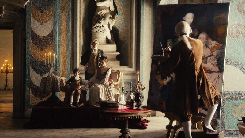 Eine wirklich hinterhältige Nummer zieht Katharina die Große mit ihrem Gatten Zar Peter III. ab: Nach außen mimen sie die traute Bilderbuchfamilie. Aber hinter den Kulissen herrscht alles andere als eitler Sonnenschein. Katharina hat zahlreiche Affären und bekommt vermutlich von einem ihrer Geliebten ein Kind. Ihr Mann spricht dafür dem Alkohol zu. Als Peter dann endlich den Thron besteigt, schmiedet Katharina mit ihrem aktuellen Lover einen Komplott und stürzt Peter, der aus bis heute unerklärlichen Gründen bald darauf stirbt. Was für ein fieses Eheweib! – Bild: ZDF/​Martin Christ