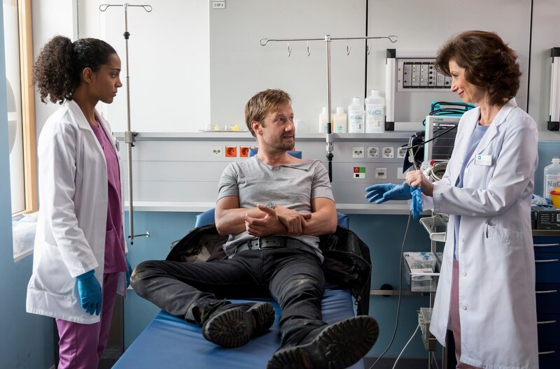 (v.l.n.r.) Emma Jahn (Elisa Agbaglah); Frank Boger (Christoph Kottenkamp); Karin Patzelt (Marijam Agischewa) – Bild: ARD/​Jens Ulrich Koch