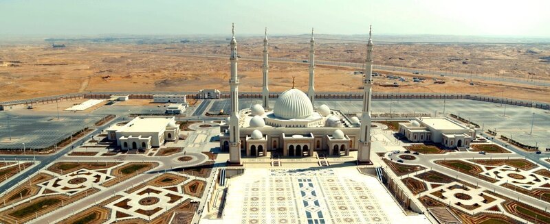 Fast 17.000 Menschen passen in die Al-Fattah-al-Aleem Moschee. – Bild: ZDF und Soura Films./​Soura Films