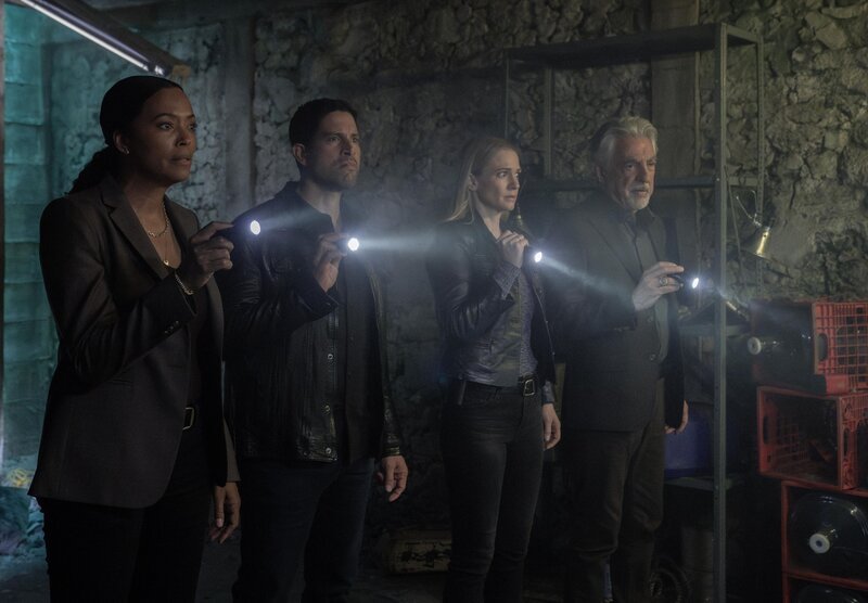 (v.l.n.r.) Dr. Tara Lewis (Aisha Tyler); Luke Alvez (Adam Rodriguez); Jennifer Jareau (A.J. Cook); David Rossi (Joe Mantegna) – Bild: ABC Signature and CBS Studios Inc.