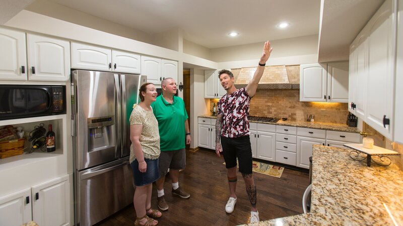 As seen on My Lottery Dream Home, host David Bromstad tours this bungalow with lottery winner, Adam Bradley, and his wife, Mary. Their wish list for the new dream home includes a big kitchen, massive backyard, and more overall square footage. – Bild: Discovery, Inc. All Rights Reserved./​Chris Cone/​Getty Images
