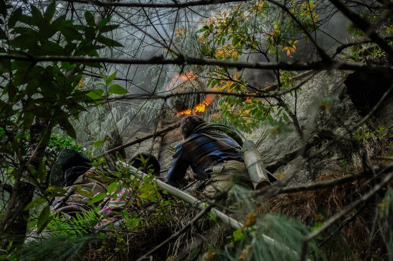 Dulong Valley, Dulong – Hazen climbing towards a beehive to harvest honey. (National Geographic/​Sun Fei) – Bild: The National Geographic Channel.