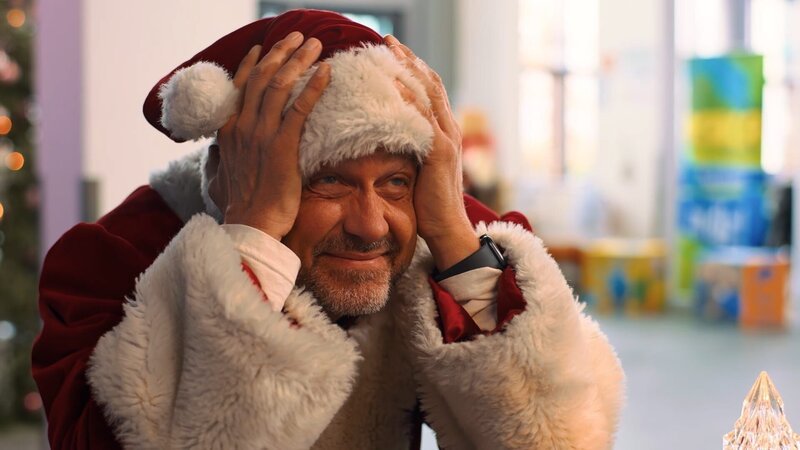 Der Weihnachtsmann (Wayne Carpendale) fasst nicht, dass er in einer Zeitschleife gefangen ist. – Bild: KiKA/​Wunderwerk GmbH/​ndF