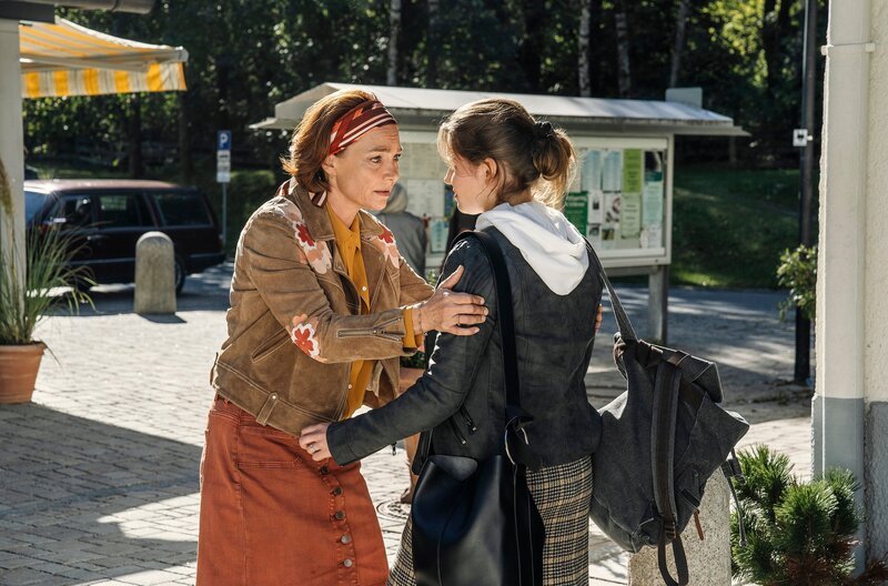 Sophie (Aglaia Szyszkowitz) sorgt sich um ihre Tochter Leonie (Carolin Garnier, re.), die überraschend aus Paris zurückkehrt. – Bild: ARD Degeto/​Hendrik Heiden