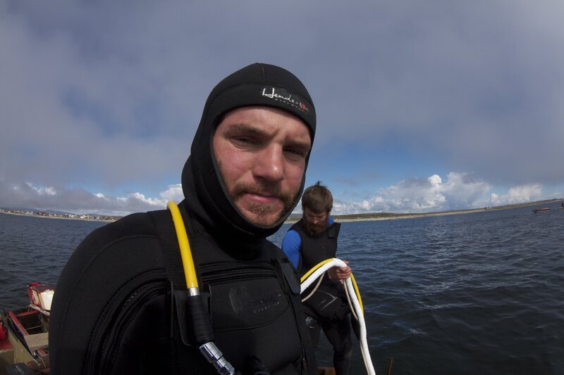 Scott Foster is anxious to dive. – Bild: Discovery Communications