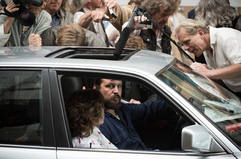 Geiselgangster Rösner (Sascha Alexander Geršak) erzeugt auf der Kölner Domplatte ein bizarres Medienereignis. – Bild: ARD Degeto /​ Ziegler Film /​ Martin V