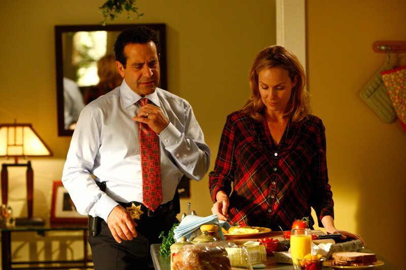 Blick in die Vergangenheit: Adrian (Tony Shalhoub, r.) wird das Gefühl nicht los, dass ihm seine Frau Trudy (Melora Hardin, r.) etwas verheimlicht … – Bild: OPTN