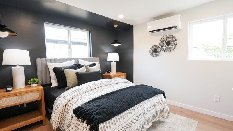 Primary Bedroom with the black accent wall after the flip, as seen on The Flipping El Moussas, Season 2. – Bild: Warner Bros. Discovery, Inc. or its subsidiaries and affiliates