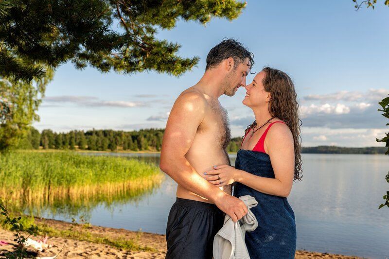 Jule (Klara Deutschmann) und Paul (Ferdinand Seebacher) kommen sich näher. – Bild: Ralf Wilschewski /​ ZDF
