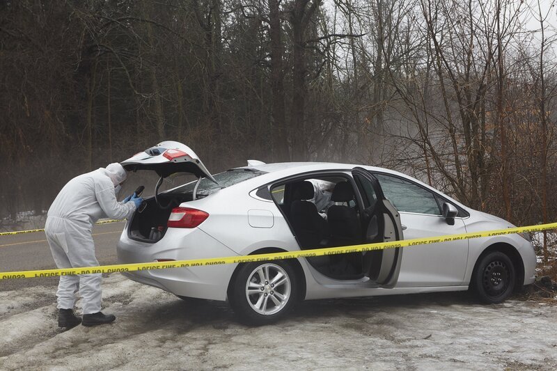 Forensic searches car – Bild: Arrow International Media Ltd /​ Saloon Media Lizenzbild frei