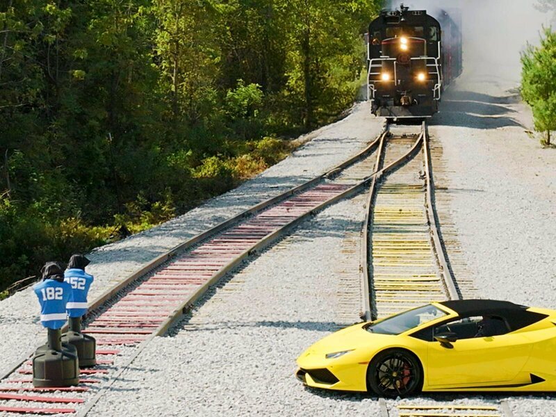 A scene from the „Trolley Problem“ challenge. – Bild: Amazon