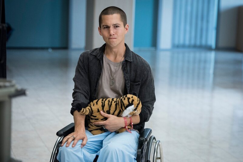 Leo (Tim Oliver Schultz) ist bestürzt, denn ein krebskranker Patient ist unerwartet gestorben. – Bild: VOX /​ Martin Rottenkolber