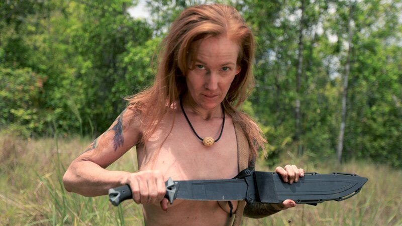 Alana lächelt in die Kamera und hält ihre Machete. – Bild: Discovery Communications