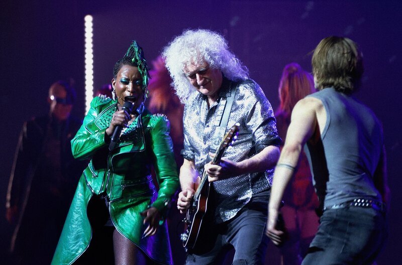 Aisata Blackman und Brian May auf der Bühne in Stuttgart: die Sängerin mit der kraftvollen Stimme und der ikonische Queen-Gitarrist treffen aufeinander – ein Höhepunkt der Premiere. – Bild: SWR/​Bastian Epple