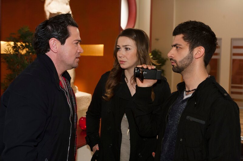 Als Katja (Anna-Katharina Samsel) und Can (Volkan Isbert, r.) Marian (Sam Eisenstein) bitten wollen, sie bei einem Promo-Video für Katjas Kurs zu unterstützen, konfrontiert Marian Katja mit der Kündigung ihrer Zusammenarbeit. – Bild: RTL Passion