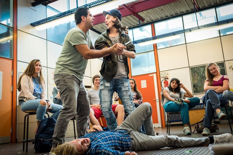Tarik (Serhat Cokgezen, 2.v.l.) hat es nicht einfach in seinem Gewalt-Präventionskurs an der Schule. Selbst bei den Übungssituationen ist Colin (Béla Gabor Lenz, M.) schwer zu bändigen, was Marlon Hoffer (Nico Ehrenteit, liegend) zu spüren bekommt. – Bild: ZDF und Boris Laewen