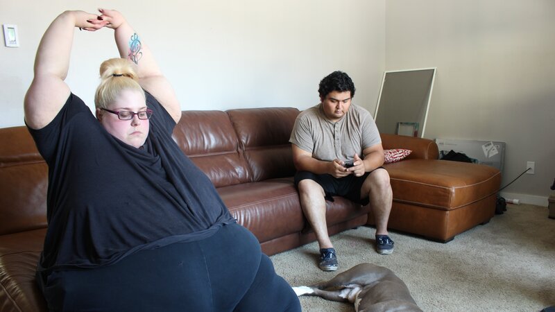 Tiffany and Aaron are on a couch. – Bild: Discovery Communications.