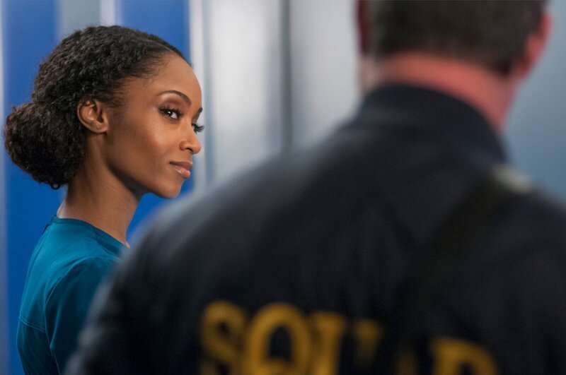Yaya DaCosta als April Sexton, Taylor Kinney als Kelly Severide – Bild: NBCUniversal Media, LLC