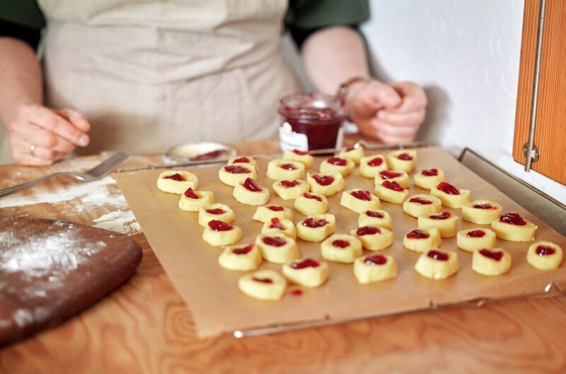 Die Landfrauen backen Weihnachtsplätzchen. – Bild: SWR/​Philipp Thurmaier