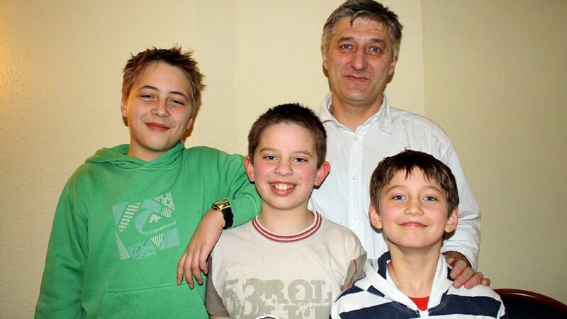 Seit dem unerwarteten Tod ihrer Mutter stehen die drei Jungs Lasse, Janne und Kjell-Lewe unter Schock. Zusammen mit ihrem Vater Torsten versuchen sie nun den schmerzhaften Verlust zu verarbeiten.Seit dem unerwarteten Tod ihrer Mutter stehen die drei Jungs Lasse, Janne und Kjell-Lewe unter Schock. Zusammen mit ihrem Vater Torsten versuchen sie nun den schmerzhaften Verlust zu verarbeiten. – Bild: RTL Zwei