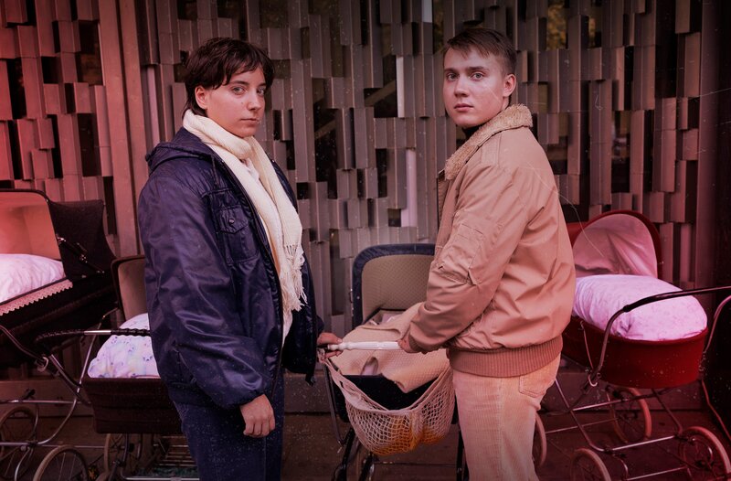 Findet Felix – Leerer Kinderwagen Eltern Tschöck, Dezember 1984 mit leerem Kinderwagen vor Einkaufszentrum. (Nachgestellte Szene) – Bild: SWR/​ Doclights /​ SWR Presse/​Bildkommunikation