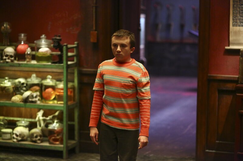 Bei einem „Escape Room“-Spiel trifft Brick (Atticus Shaffer) auf sein vermeintliches Idol … – Bild: Warner Bros.