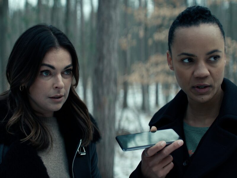 L-R: Karla Dixon (Serinda Swan), Frances Neagley (Maria Sten) – Bild: Amazon