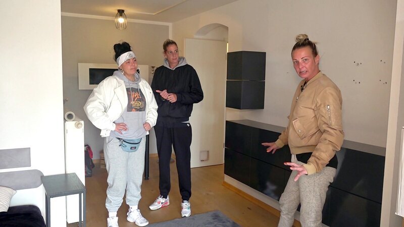 Nana (re.) zieht zu ihrer Freundin Mel (Mi.) in die Benz-Baracken, während ihre Wohnung ausgeräumt wird. Mel und Halbschwester Taddel (li.) helfen beim Packen – Bild: RTLZWEI