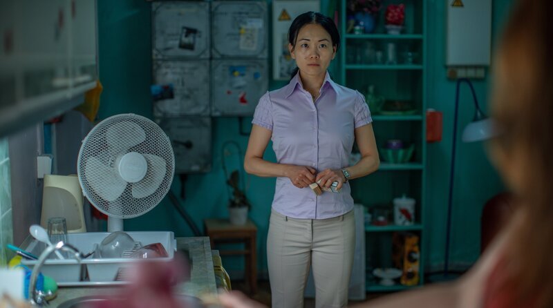 Jenny (Yvonne Yung Hee Bormann, li.) fühlt sich von ihrer Mitarbeiterin Lulu (Deborah Kaufmann, re.) betrogen. – Bild: ARD Degeto Fim/​UFA Fiction GmbH/​Oliver Vaccaro