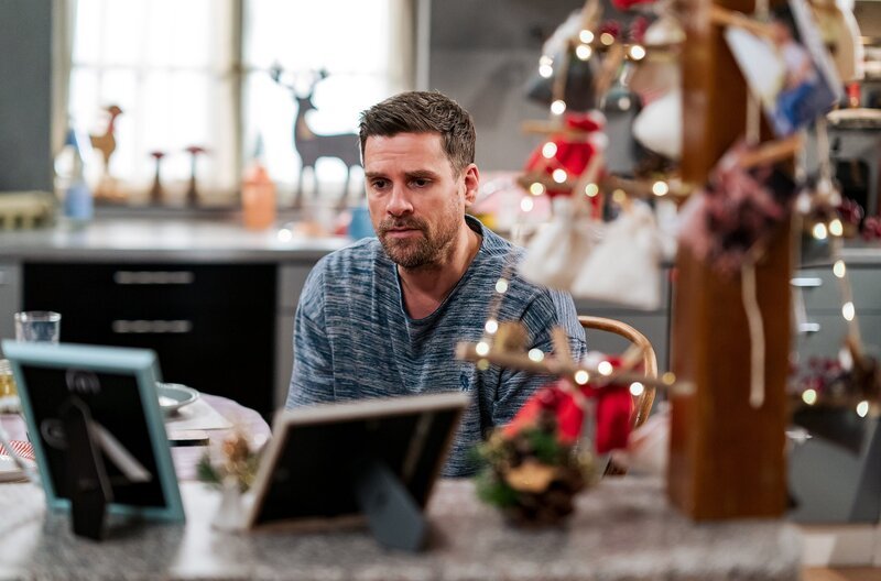 Andreas (Ralph Gassmann) und Carlotta haben ein schwieriges Weihnachten vor sich. Trotzdem wird im Leibgedinghaus geschmückt, gebastelt und vorbereitet. – Bild: SWR/​Christian Koch