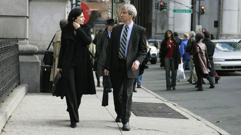 Jack McCoy (Sam Waterston, re.) und die junge Staatsanwältin Alexandra Borgia (Annie Parisse, li.) versuchen einen skrupellosen Dealer, der in der Stadt falschen Grippe-Impfstoff verkaufte, zu verurteilen. – Bild: RTL