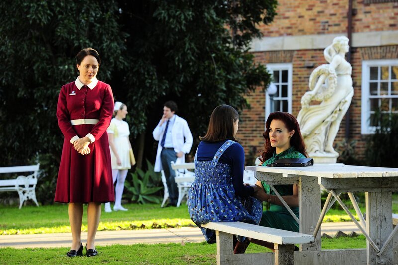 (v.l.n.r.) Matron Frances Bolton (Mandy McElhinney); Maggie (Tiarnie Coupland); Shirley Ryan (Ella Scott Lynch) – Bild: Sony Pictures Television /​ Tony Mott