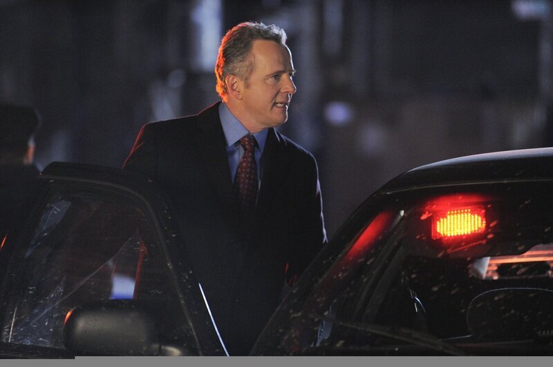 Ruft Sherlock Holmes zu einem neuen Mordfall: Captain Tommy Gregson (Aidan Quinn) … – Bild: CBS Television