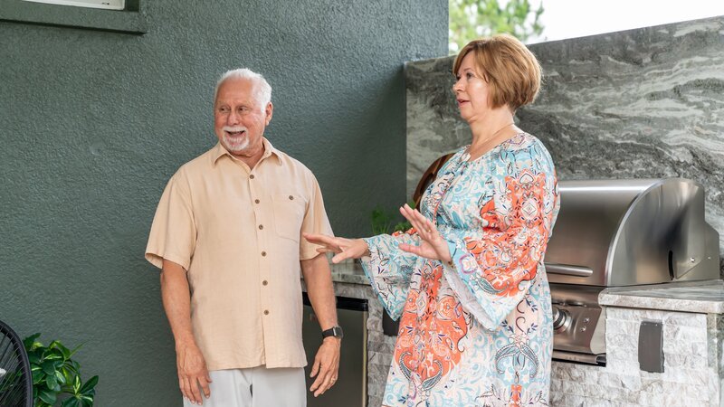 Homeowners Ed and Jeanette checking out their completed dream home on reveal day! – Bild: Discovery, Inc.