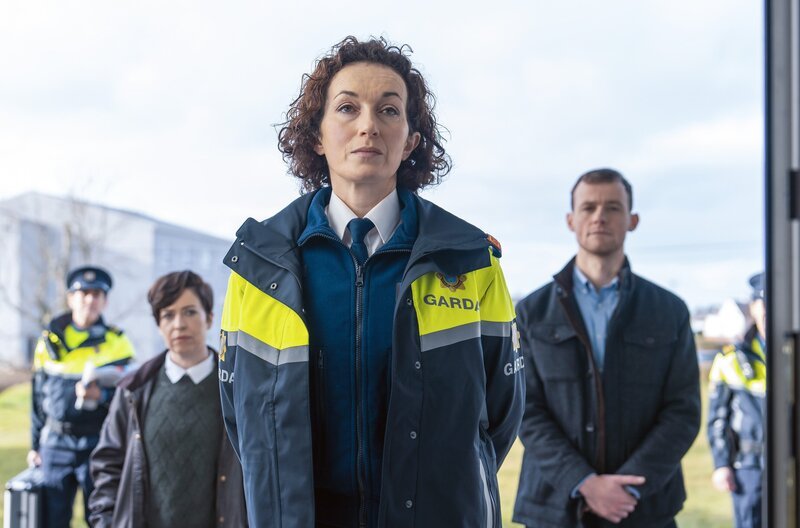 Inspector Sweeney (Tara Breathnach, 3.v.l.), Conlon (Caoimhe Farren, 2.v.l.) und Keogh (Alan Mahon, re.) leiten die Ermittlungen im Fall „Sabine“. – Bild: ARTE F /​ Chris Barr