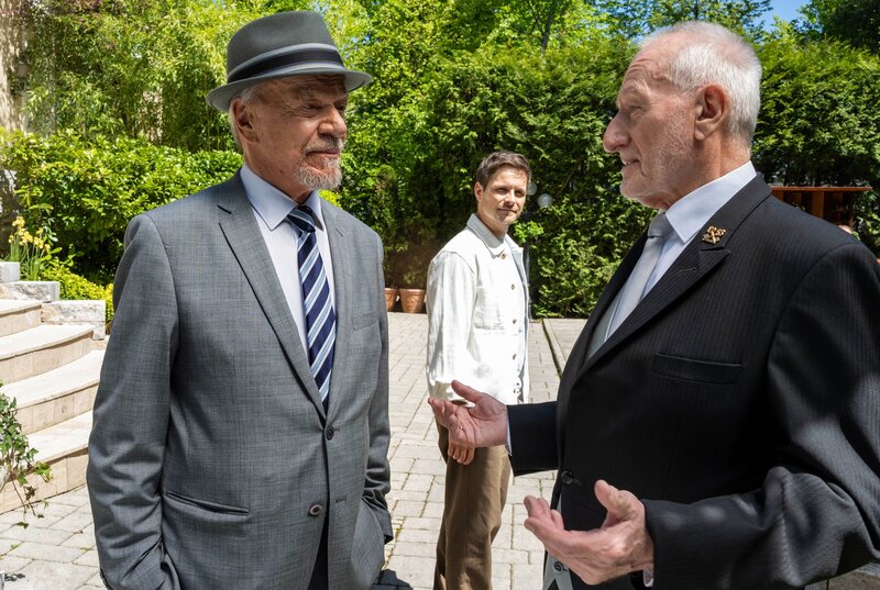 Vor Massimo (Philip Birnstiel, M.) stößt Alfons (Sepp Schauer, r.) Werner (Dirk Galuba, l.) an, Verantwortung abzugeben. – Bild: ARD/​WDR/​Thomas Neumeier