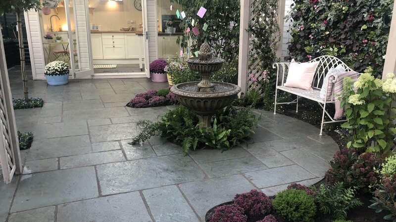 Blick auf die Sitzecke und das Gartenhaus. – Bild: RTL /​ Spun Gold & All3Media International