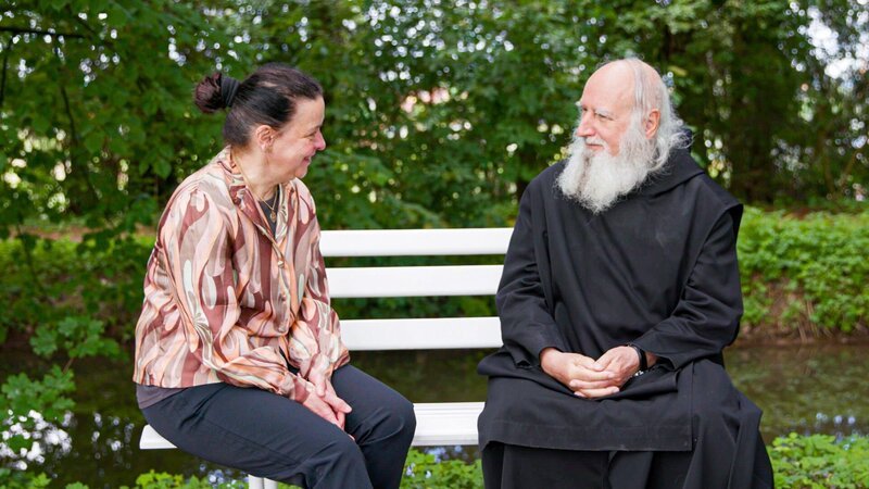 Theologin Gabriele Ziegler und Benediktinerpater Anselm Grün in der Bachallee. – Bild: 3sat