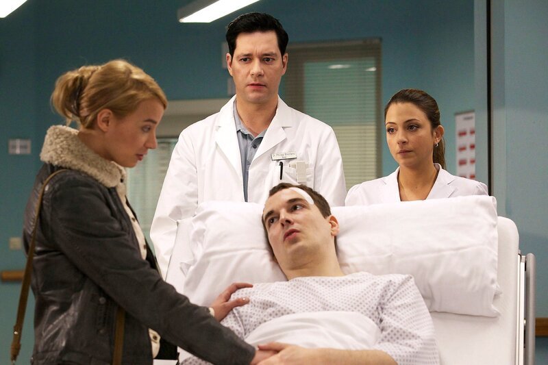 Miriam Haller ist ins Krankenhaus zu ihrem Verlobten Jens Kästner geeilt. Er und sein Vater Anton hatten einen Unfall bei Bauarbeiten im Keller. Jens versichert Miriam, dass es ein Unfall war und Anton nicht daran schuld sei. Dr. Philipp Brentano und Schwester Arzu finden diese Äußerung etwas befremdlich. – Bild: Wernicke