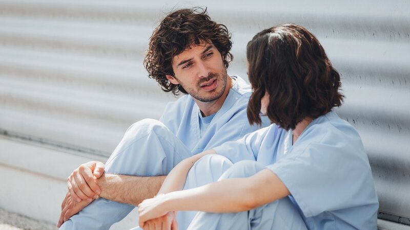 Gespräch in der Pause: Pierpaolo Spollon als Dr. Riccardo Bonvegna, Laura Cravedi als Dr. Martina Carelli – Bild: Fabrizio De Blasio /​ SRF/​SONY Picture