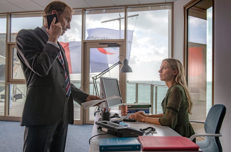 Kadeg (Jan Georg Schütte) und Nolwenn (Annika Blendl) suchen nach einer Unbekannten. – Bild: ARD Degeto/​Wolfgang Ennenbach