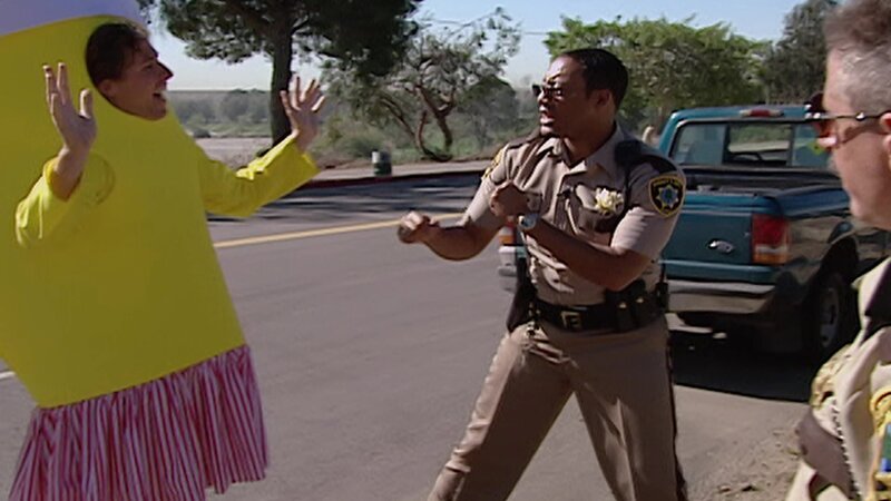 L-R: Milk Shake (Nat Faxon), Deputy S. Jones (Cedric Yarbrough), Deputy James Garcia (Carlos Alazraqui) – Bild: ViacomCBS