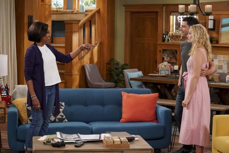 (v.l.n.r.) Tina Butler (Tichina Arnold); Dave Johnson (Max Greenfield); Gemma Johnson (Beth Behrs) – Bild: CBS Broadcasting, Inc. /​ Monty Brinton
