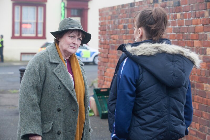 Vera Stanhope (Brenda Blethyn, l.); Hannah Ferris (Levi Heaton, r.) – Bild: ITV Studios /​ Rachel Joseph