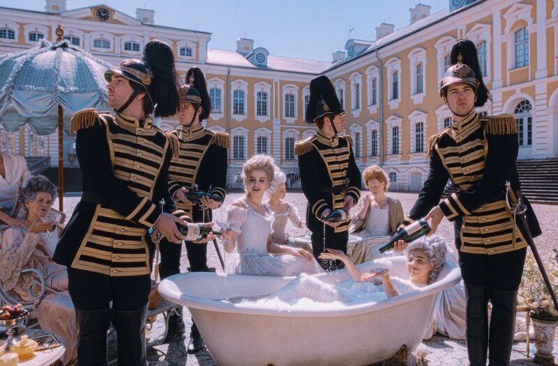 Königin Marie Antoinette (Verena Altenberger) badet, umringt von Bediensteten und Gräfin von Greiner (Lisa Vicari), vor der Hofburg in Eselsmilch. – Bild: ORF/​WDR/​Story House Pictures/​Armands Virbulis
