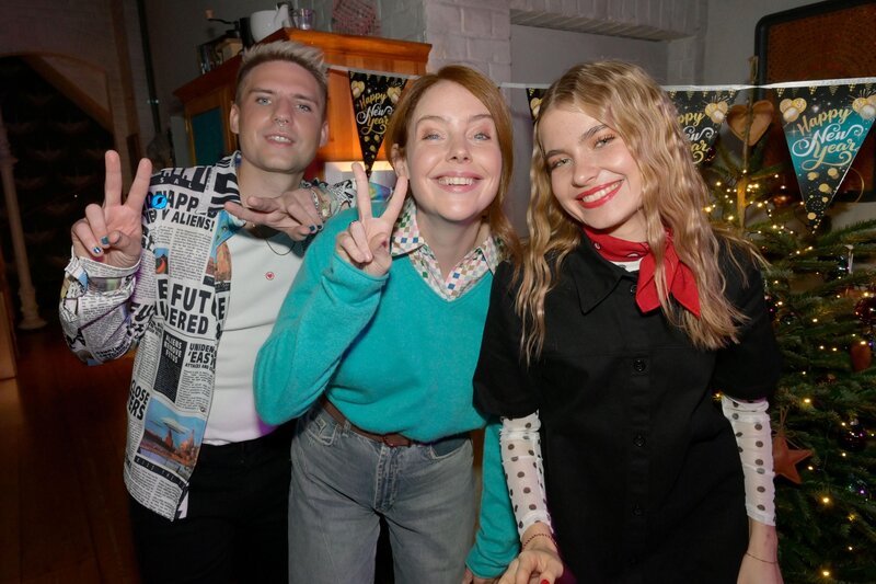 Moritz (Lennart Borchert), Toni (Olivia Marei, M.) und Johanna (Charlott Reschke) amüsieren sich auf der Silvesterparty. – Bild: RTL /​ Rolf Baumgartner /​ Silvesterkuss